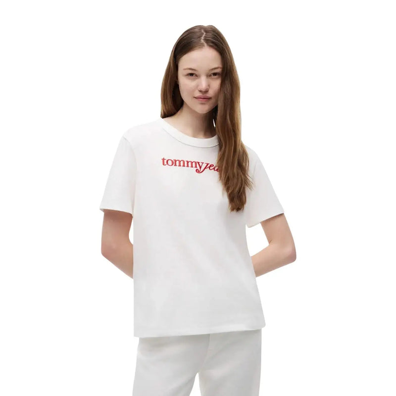 Weißes Tommy Hilfiger Damen-Kurzarmshirt aus Bio-Baumwolle mit rotem, gesticktem Logo auf der Vorderseite
