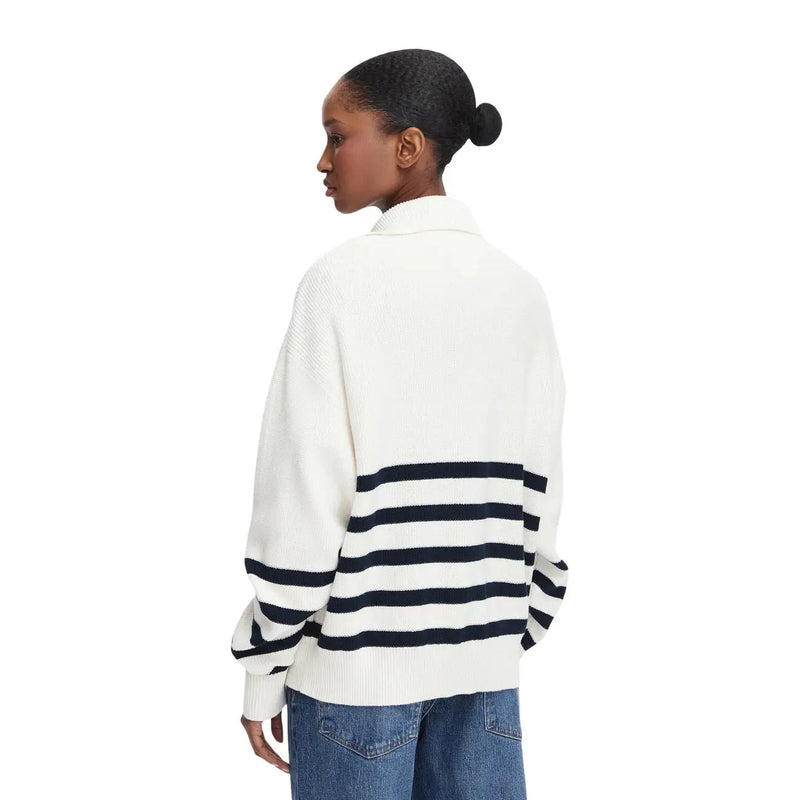 Rückseite eines weiß-weiß gestreiften Tommy Hilfiger Damen-Rollkragenpullovers aus Bio-Baumwolle in Creme mit marineblauen Streifen