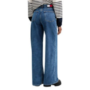 Rückseite der Tommy Hilfiger Damen-Jeans mit weitem Bein aus hellblauer Baumwolle mit dem klassischen Tommy Jeans Gesäßtaschenaufnäher