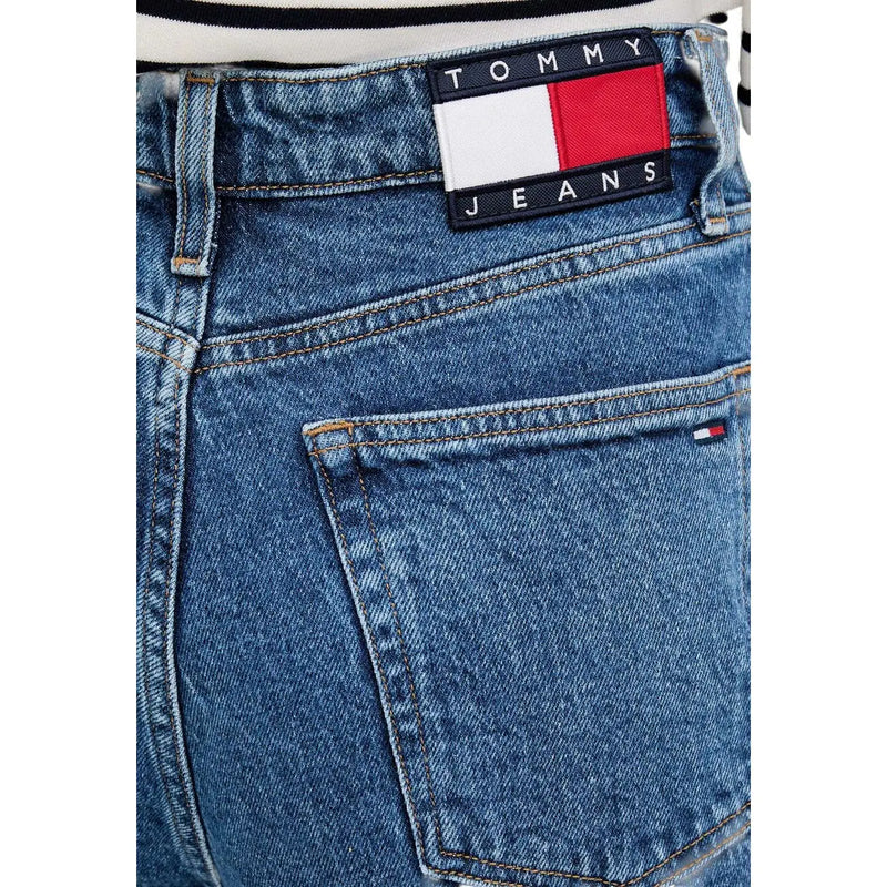 Blaue Tommy Hilfiger Damenjeans mit weitem Bein und klassischem Markenpatch im rot-weiß-blauen Flaggenmuster.