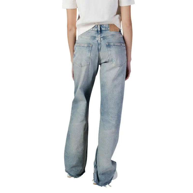 Back view of tommy hilfiger women’s blue organic cotton jeans with light-wash wide-leg and frayed hem