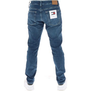 Tommy Jeans Herrenjeans aus blauem Denim mit braunem Leder-Markenpatch und weißem Label auf der Gesäßtasche (Rückansicht)