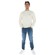 Tommy Jeans Pullover, cremefarben, Zopfstrick, mit kleinem gesticktem Logo auf der linken Brust, Vorderansicht
