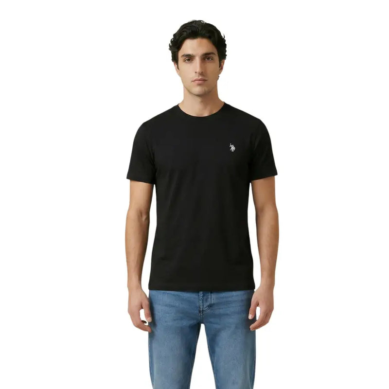 Schwarzes kurzärmeliges Baumwollhemd t-shirt Herren-Poloshirt von US Polo Assn. mit kleinem, weißem, gesticktem Logo auf der linken Brustseite.