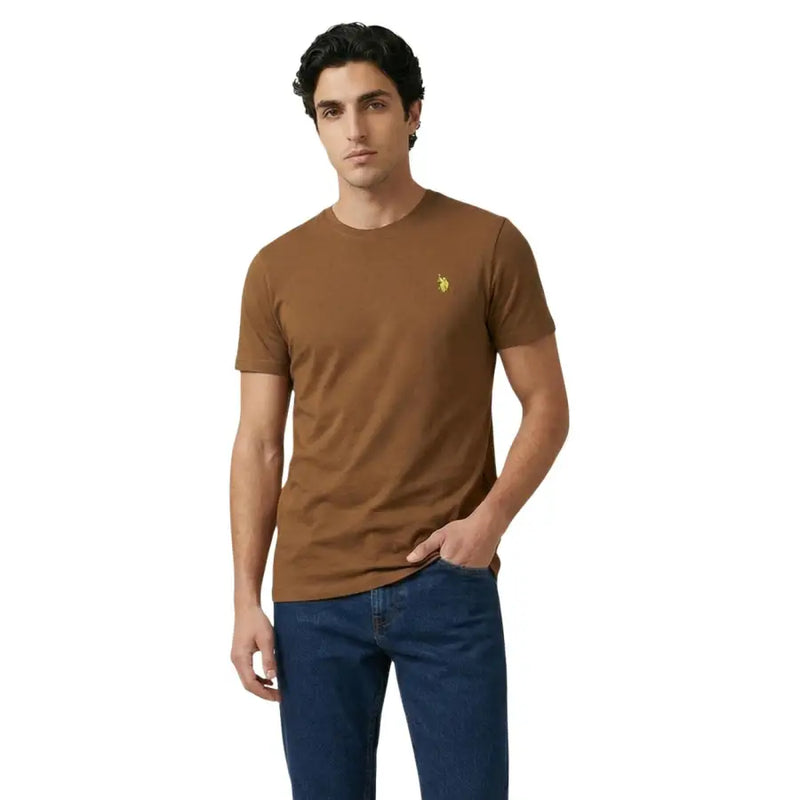 Braunes, kurzärmeliges Herren-Poloshirt mit Rundhalsausschnitt von US Polo Assn. t-shirt mit kleinem, gelbem, gesticktem Logo auf der linken Brust