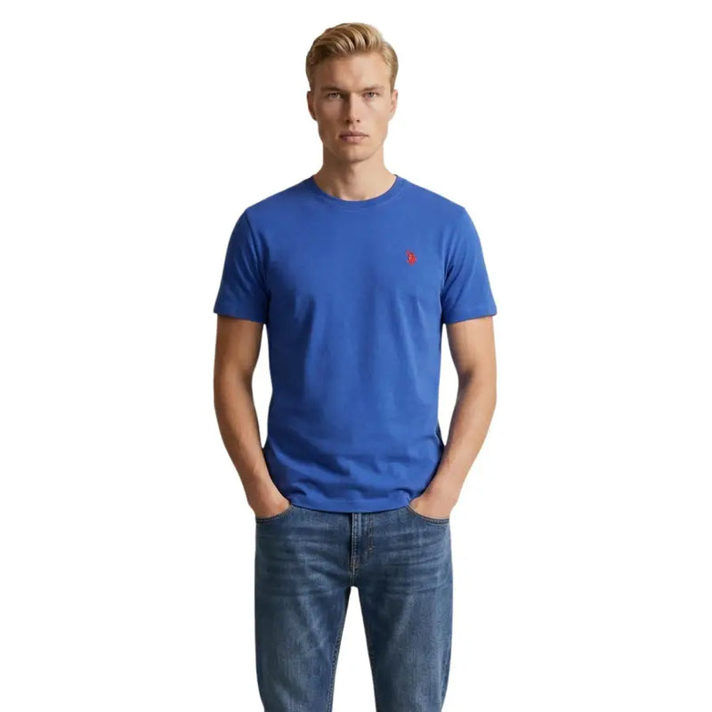 US Polo Assn. Herren-T-Shirt, klassische Passform, mittelblau, Baumwolle, Rundhalsausschnitt mit kleinem, rotem, gesticktem Logo auf der linken Brust.