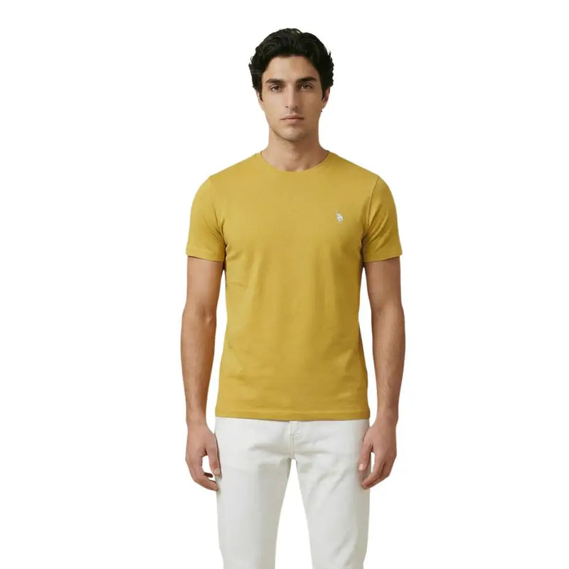 Ein senfgelbes, kurzärmeliges Herren-T-Shirt mit Rundhalsausschnitt von US Polo Assn. t-shirt mit einem kleinen gestickten Logo auf der linken Brust