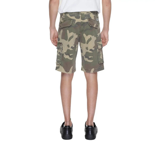 US Polo Assn. Shorts für Herren in olivgrünem und beigem Camouflage-Muster mit mehreren Taschen und strapazierfähigem Material, Vorderansicht