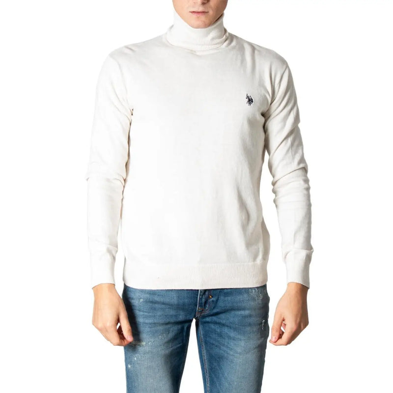 US Polo Assn. Herrenpullover in Weiß mit kleinem, schwarzem, gesticktem Logo auf der linken Brust, Vorderansicht