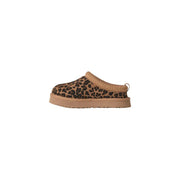 Ugg Herren-Wildlederstiefel, braunes Leopardenmuster, Slip-on-Clog mit hellbraunem Wildlederbesatz und klobiger Gummisohle, die von hinten sichtbar ist