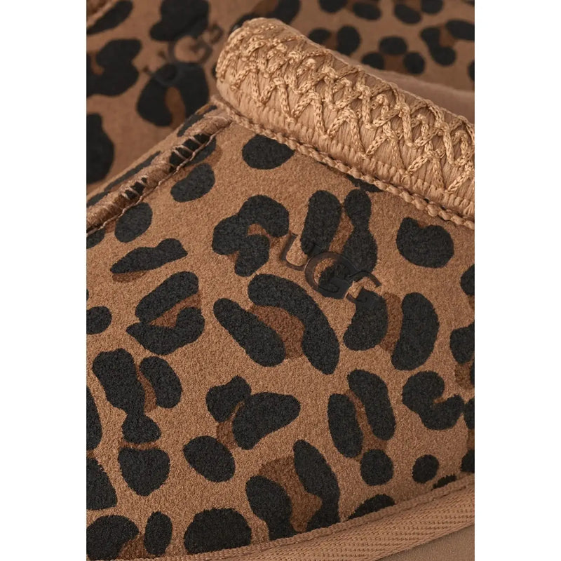 Hellbraune UGG-Herren-Slipper aus Wildleder mit Leopardenmuster, geflochtenem Besatz und weicher Wildledersohle.
