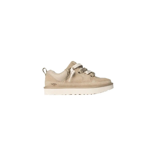 Beigefarbene Ugg-Sneaker aus Wildleder für Damen mit seitlichem Mesh-Einsatz und Klettverschlüssen für bequemen Freizeitlook