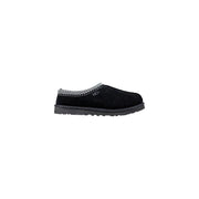 Schwarzer UGG-Slipper-Mokassin mit Obermaterial aus strukturiertem Wildleder und weißer Zickzacknaht, ideal für Herbst und Winter.