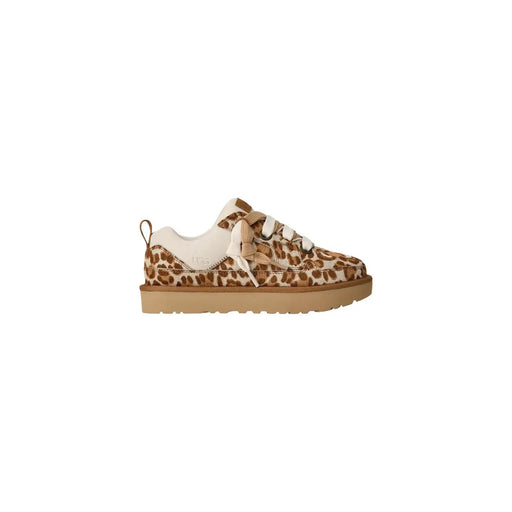 Beigefarbene Ugg-Sneaker aus Wildleder mit cremefarbenen Schnürsenkeln im Leopardenmuster und einer hellbraunen Gummisohle für den Alltag.