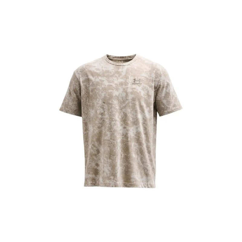 Under armour Beigefarbenes Herren-T-Shirt in regulärer Passform aus Baumwollmischgewebe mit beigem Camouflage-Muster und dezentem Logo auf der Brust
