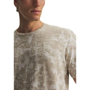 Under Armour Beigefarbenes Herren-T-Shirt mit Batikmuster, normale Passform, Baumwollmischung mit dezentem, gesticktem Logo auf der Brust