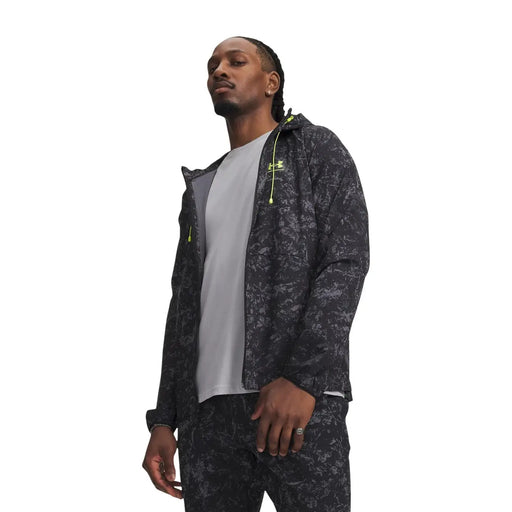 Under Armour Schwarze Herren-Kapuzenjacke aus Polyester mit schwarz-grauem Tarnmuster und neongelben Reißverschlussanhängern