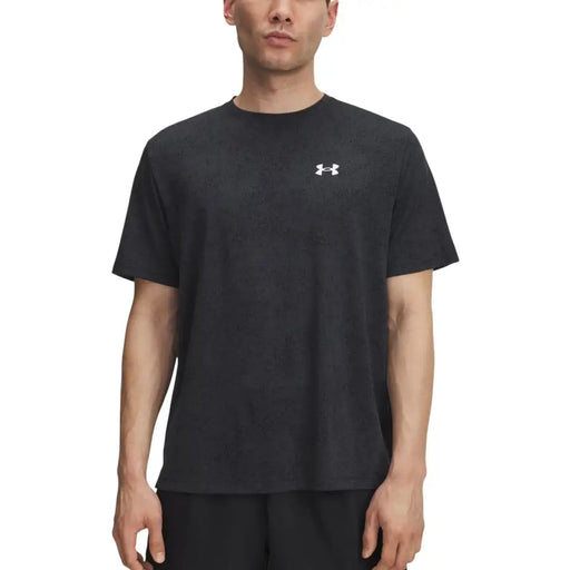 Under Armour Männer t-shirt in Schwarz mit dezent strukturiertem Stoff und einem kleinen weißen Logo auf der Brust