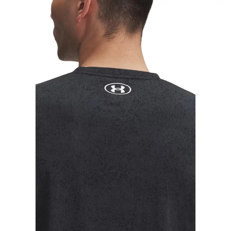 Under armour Männer t-shirt in Schwarz mit dezent strukturiertem Stoff und weißem, gesticktem Logo am Halsausschnitt
