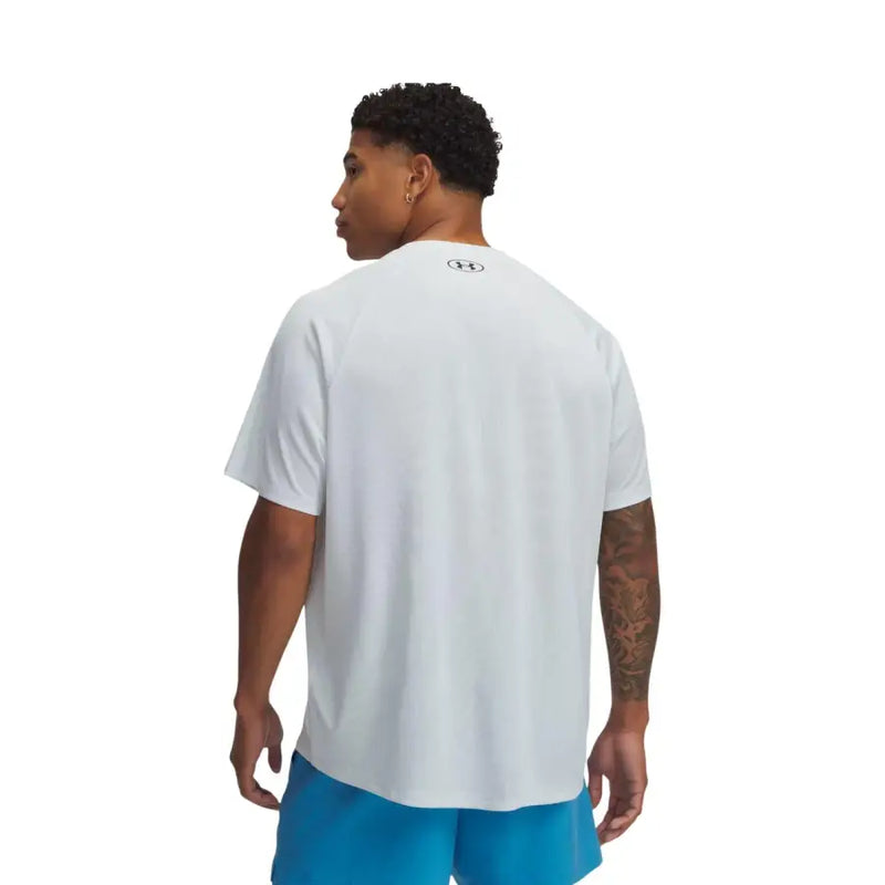 Rückseite under armour Herren-T-Shirt, grau, Polyester, Kurzarm, mit kleinem schwarzen Logo auf weißem Kragen