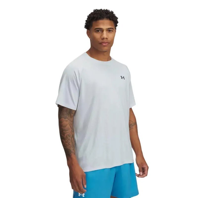 Under Armour Herren-T-Shirt, grau, Polyester, Kurzarm, mit kleinem schwarzen Logo auf der Brust.