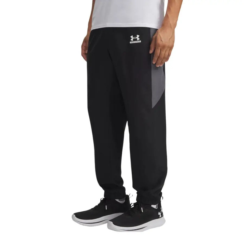 Under Armour Schwarze Herren-Jogginghose mit grauem Seiteneinsatz und weißem Logo am Bund für sportliche Aktivitäten