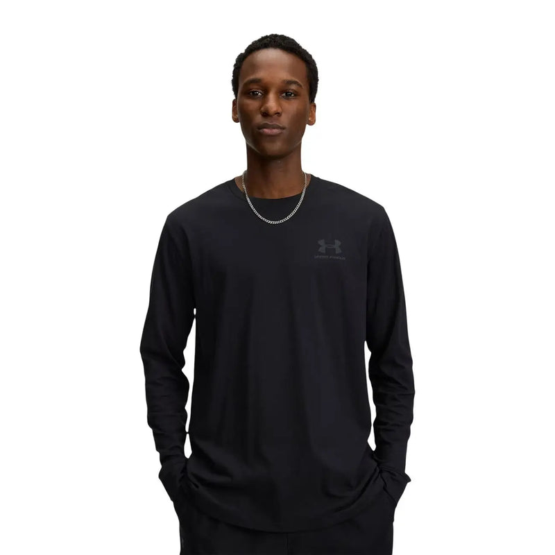 Under armour Weißes Herren-T-Shirt aus Baumwolle, klassisch langärmlig, mit schwarzem Langarmdesign und dezentem Brustlogo