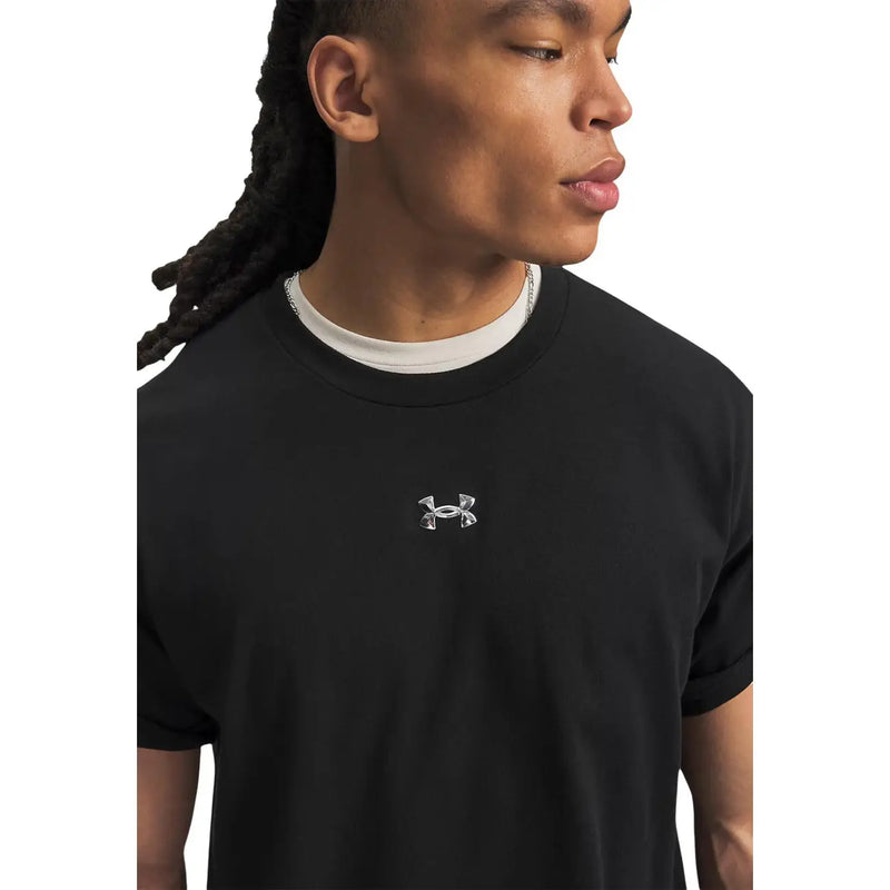Under Armour Schwarzes Herren-T-Shirt aus Baumwolle, klassische Passform, mit silbernem Logo auf der Brust.