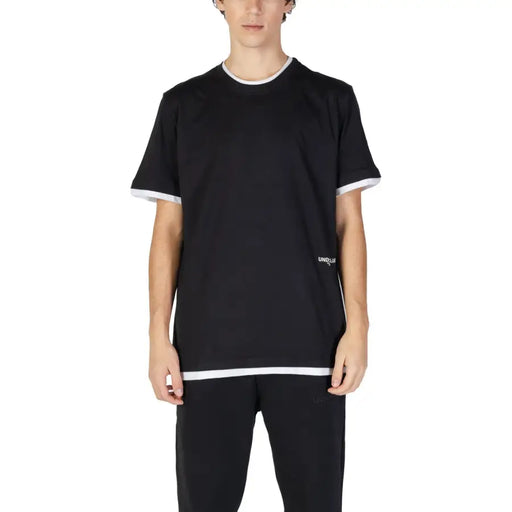 Schwarzes Herren-Kurzarmshirt aus Baumwolle T-shirt mit weißem Besatz an Kragen, Ärmeln und Saum