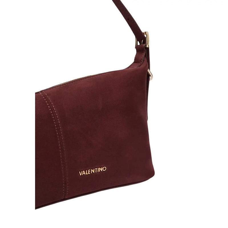 Eine bordeauxrote Valentino-Schultertasche aus Wildleder mit goldfarbenen Beschlägen und Ziernähten in der Größe 26 cm für Damen.