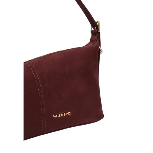 Eine bordeauxrote Valentino-Schultertasche aus Wildleder mit goldfarbenen Beschlägen und Ziernähten in der Größe 26 cm für Damen.