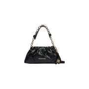 Schwarze Valentino-Handtasche mit glänzender Lederstruktur, goldfarbenem Kettenriemen und Logo-Plakette aus grauem Synthetikmaterial (B 31 x H 14 cm).