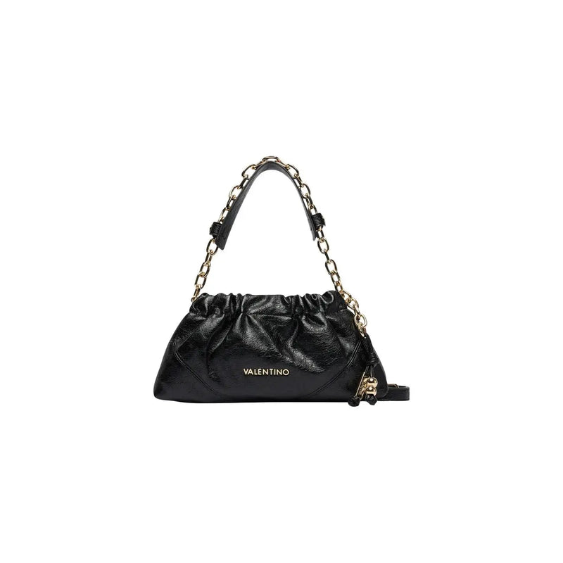 Schwarze Valentino-Handtasche mit glänzender Lederstruktur, goldfarbenem Kettenriemen und Logo-Plakette aus grauem Synthetikmaterial (B 31 x H 14 cm).