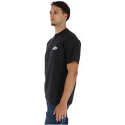 Schwarzes Vans Herren-T-Shirt aus Baumwolle mit kurzen Ärmeln und kleinem weißen Logo auf der linken Brust.