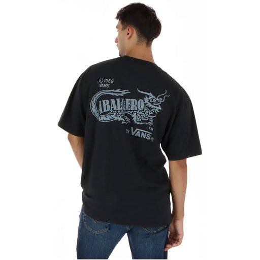Schwarzes Vans Herren-T-Shirt aus Baumwolle, kurzärmelig, Rundhalsausschnitt, mit silbernem Drachenlogo und Copyright-Jahreszahl darüber.
