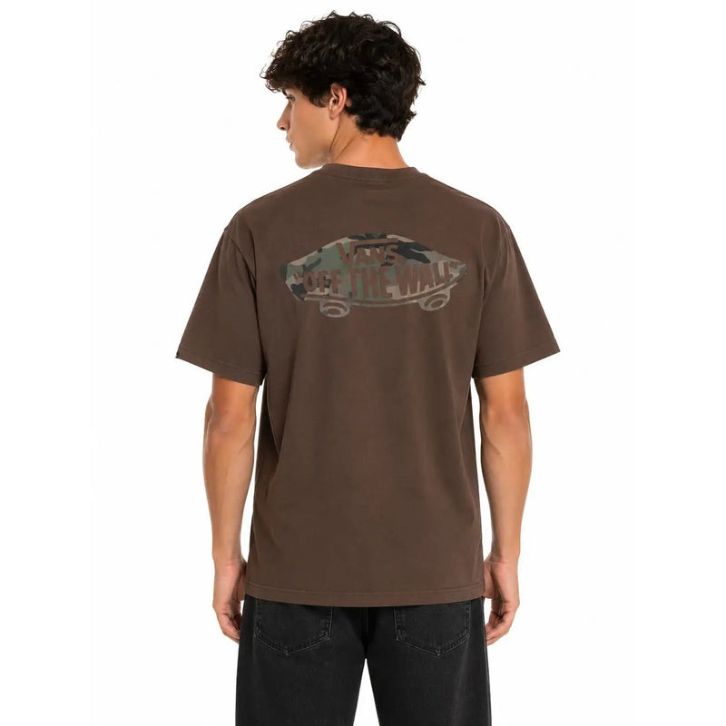 Braunes Vans Herren-T-Shirt aus Baumwolle mit kurzen Ärmeln, das den Rücken frei lässt und mit einem auffälligen Grafik- und Camouflage-Print versehen ist.