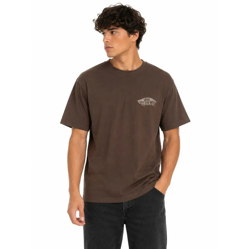 Braunes Vans Herren-T-Shirt aus Baumwolle mit kurzen Ärmeln und einem kleinen, hellen Logo auf der linken Brustseite.