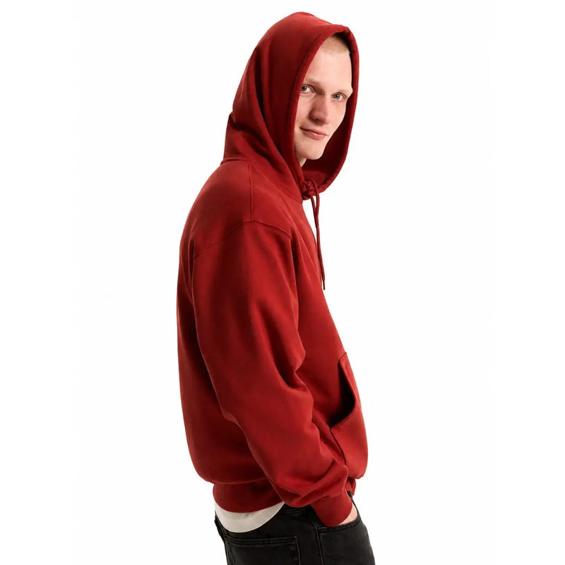 Der Vans Herren-Baumwollhoodie in Bordeauxrot besticht durch ein sattes Rot, ein weiches, strukturiertes Material und farblich passende Kordelzüge.