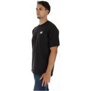 Schwarzes Vans Herren-T-Shirt aus Baumwolle mit kurzen Ärmeln, kleinem weißen Logo auf der linken Brust und Rundhalsausschnitt.