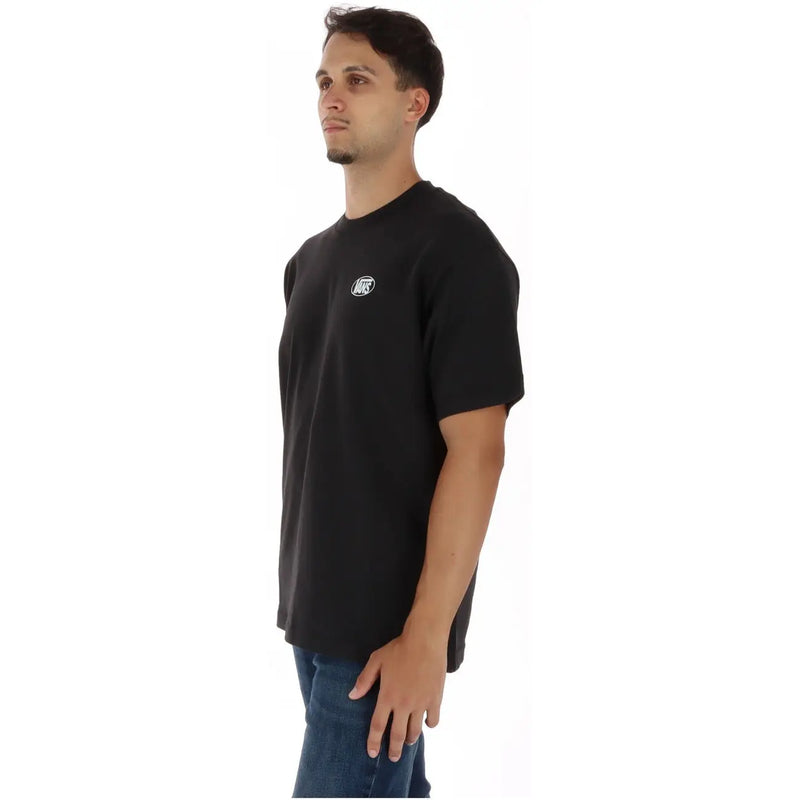 Schwarzes Vans Herren-T-Shirt aus Baumwolle mit kurzen Ärmeln, kleinem weißen Logo auf der linken Brust und Rundhalsausschnitt.
