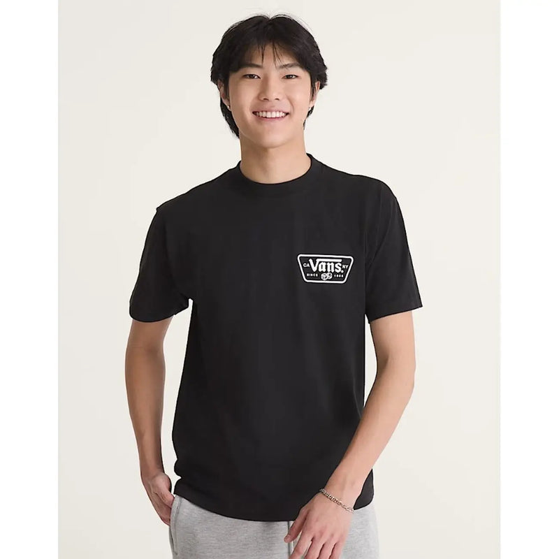 Schwarzes Vans Herren-Baumwoll-T-Shirt mit kurzen Ärmeln, Rundhalsausschnitt und weißem Logo-Patch auf der linken Brust
