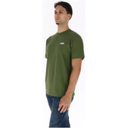 Olivgrünes Vans Herren-T-Shirt aus Baumwolle mit kurzen Ärmeln, Rundhalsausschnitt und kleinem weißen Logo auf der linken Brust.