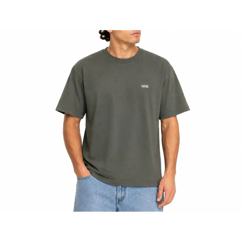 Olivgrünes Vans Herren-T-Shirt aus Baumwolle mit kurzen Ärmeln, Rundhalsausschnitt und kleinem weißen Logo auf der linken Brust.