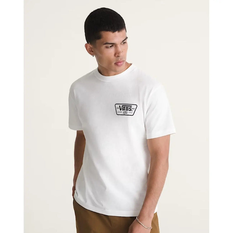 Weißes Vans Herren-Baumwoll-T-Shirt mit kurzen Ärmeln und schwarzem rechteckigem Logo-Patch auf der Brust im Rundhalsausschnitt
