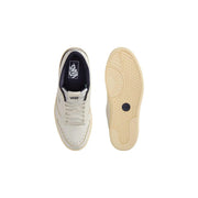 Cremefarbene Vans Herren Court Low Leder-Skateschuhe mit weißen Schnürsenkeln und marineblauem Innenfutter