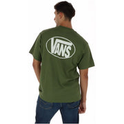 Olivgrünes Vans Herren-T-Shirt aus Baumwolle mit Rundhalsausschnitt und weißem ovalem Logo, auf dem der Markenname prangt.