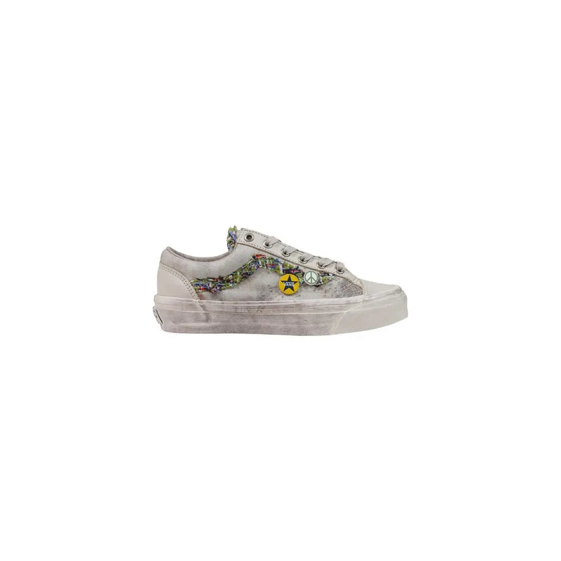 Ein abgenutzter, cremefarbener Vans-Herren-Sneaker aus Leder mit farbenfrohem Muster an der Seite und gelbem Sternen-Friedensaufnäher