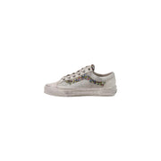 Ein abgenutzter, cremefarbener Vans Old Skool Low aus Leder für Herren top Sneaker mit farbenfrohem, gemustertem Seitenstreifen