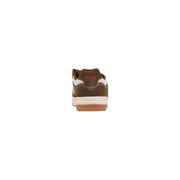Braune und weiße Vans Herren-Sneaker mit Obermaterial aus Wildleder, Gummisohle und rotem Logo an der Ferse, Seitenansicht