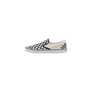 Vans Herren-Sneaker, weißes Stoffmodell, klassische Slip-On-Schuhe mit schwarz-weißem Schachbrettmuster und rotem Logo an der Ferse (Ansicht von hinten)